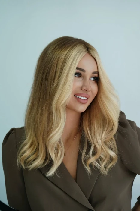 საშუალო სიგრძის ქერა პარიკი